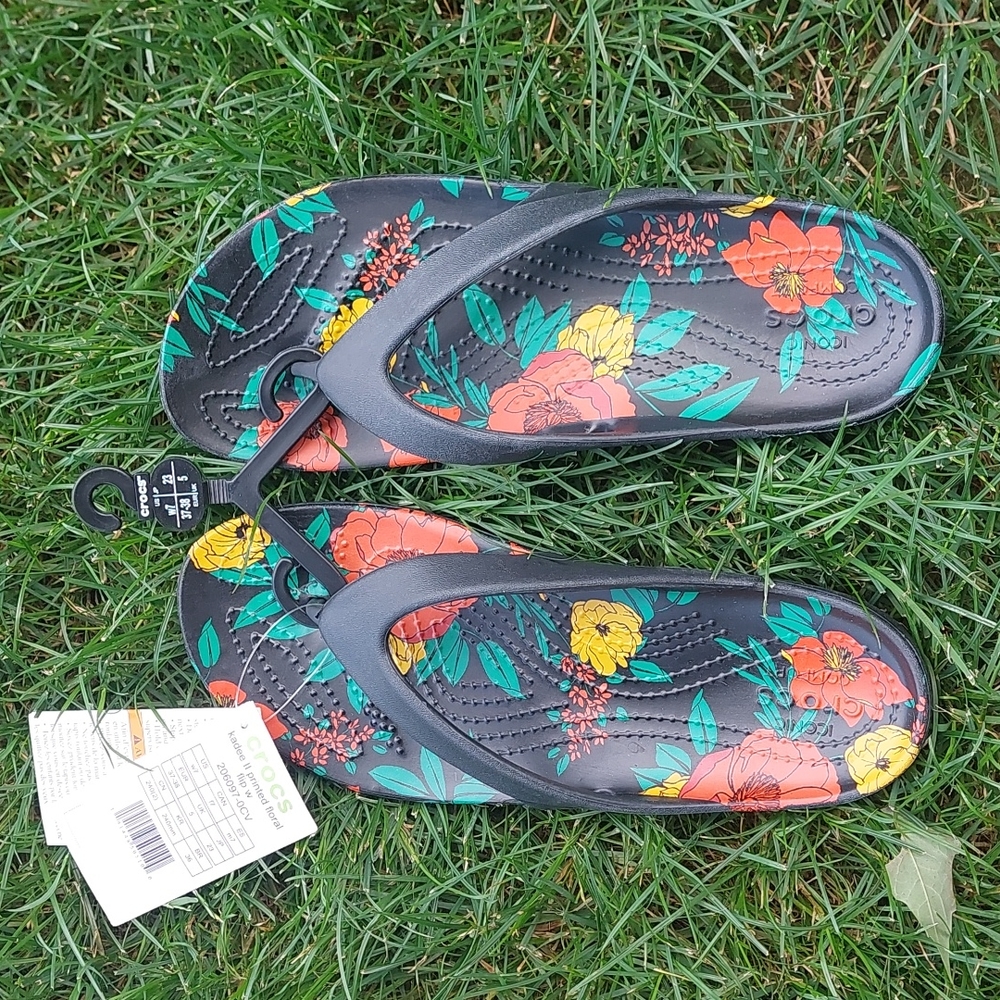 Crocs Kadee II (2) printed floral flip flop sandals, size 7 womens